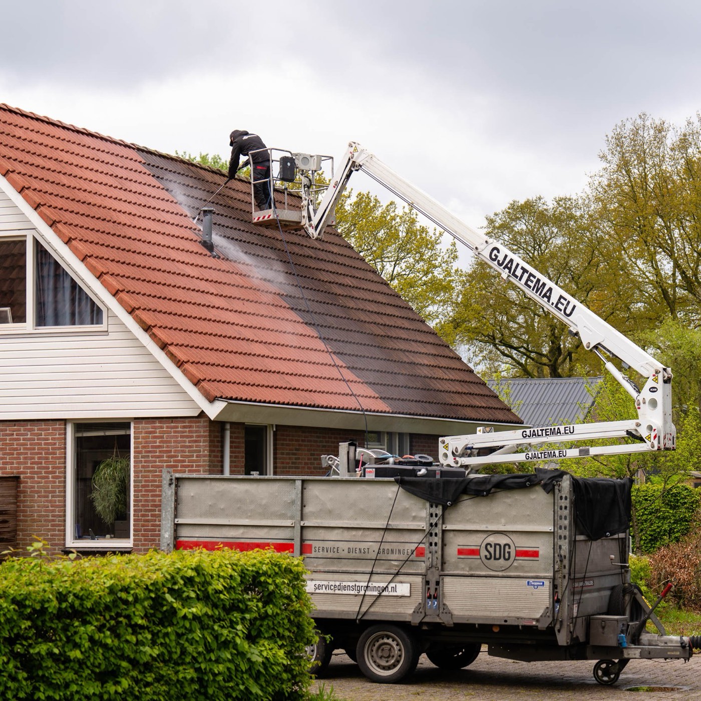 Reiniging van een dak door Service Dienst Groningen