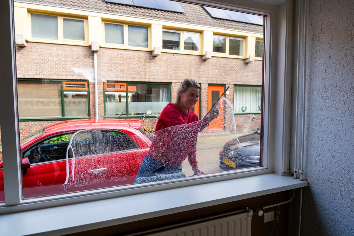 Glazenwasser van Service Dienst Groningen wast ramen