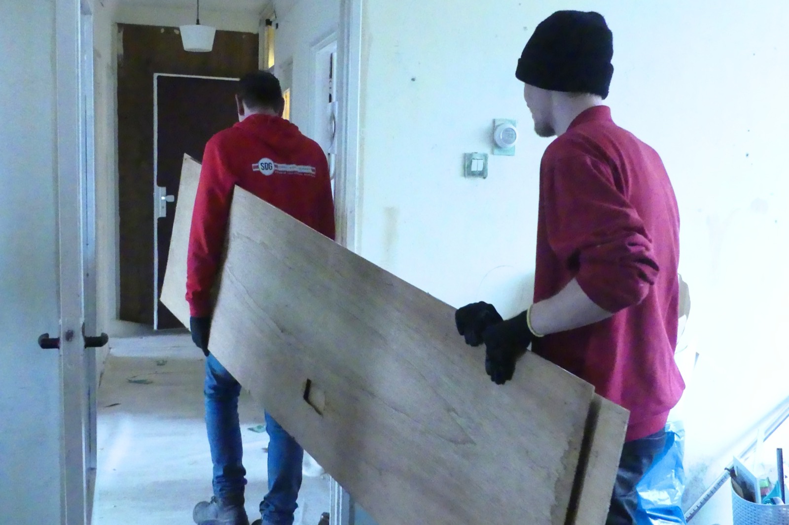 Medewerkers van Service Dienst Groningen tijdens een woningontruiming